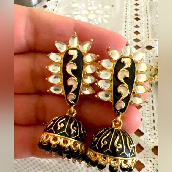 classic earring - Picture 1 of 3